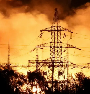 Наслідки ворожого удару по енергетичній інфраструктурі у Харкові (фото з архіву). Фото: Gleb Garanish/REUTERS