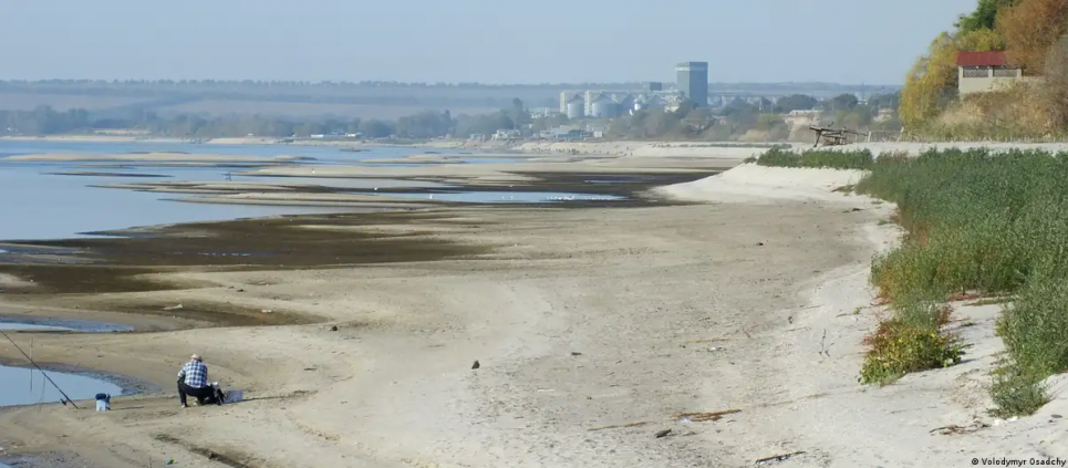 Каховське водосховище після катастрофи: вода є, але не скрізь — ось які варіанти розглядають науковці (ФОТО) Обміліле Каховське водосховище. Фото: Volodymyr Osadchy