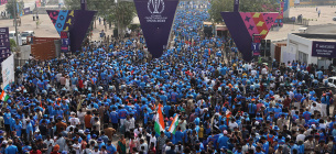 Натовп уболівальників іде на стадіон імені Нарендри Моді перед фіналом Кубка світу з крикету між Індією та Австралією, Ахмадабад, Індія, 19 листопада 2023 року. Фото: Reuters