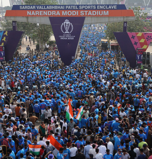 Натовп уболівальників іде на стадіон імені Нарендри Моді перед фіналом Кубка світу з крикету між Індією та Австралією, Ахмадабад, Індія, 19 листопада 2023 року. Фото: Reuters