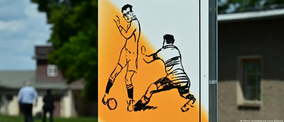 Футбол у концтаборах: невигадані історії на незвичайній виставці Виставка у меморіальному комплексі Бухенвальд. Експозиція просто неба діє до 31 серпня. Фото: Martin Schutt/dpa/picture alliance