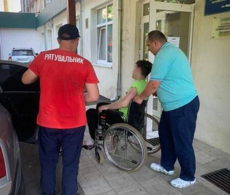 Закарпатские спасатели оказали помощь туристу, которого укусила змея Туриста укусила змея