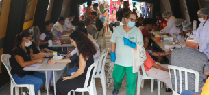 У регіоні Бразиліа люди з підозрою на захворювання проходять обстеження в контактному центрі для людей із симптомами лихоманки Денге. Фото: Фабіо Родрігес-Поззебом/dpa