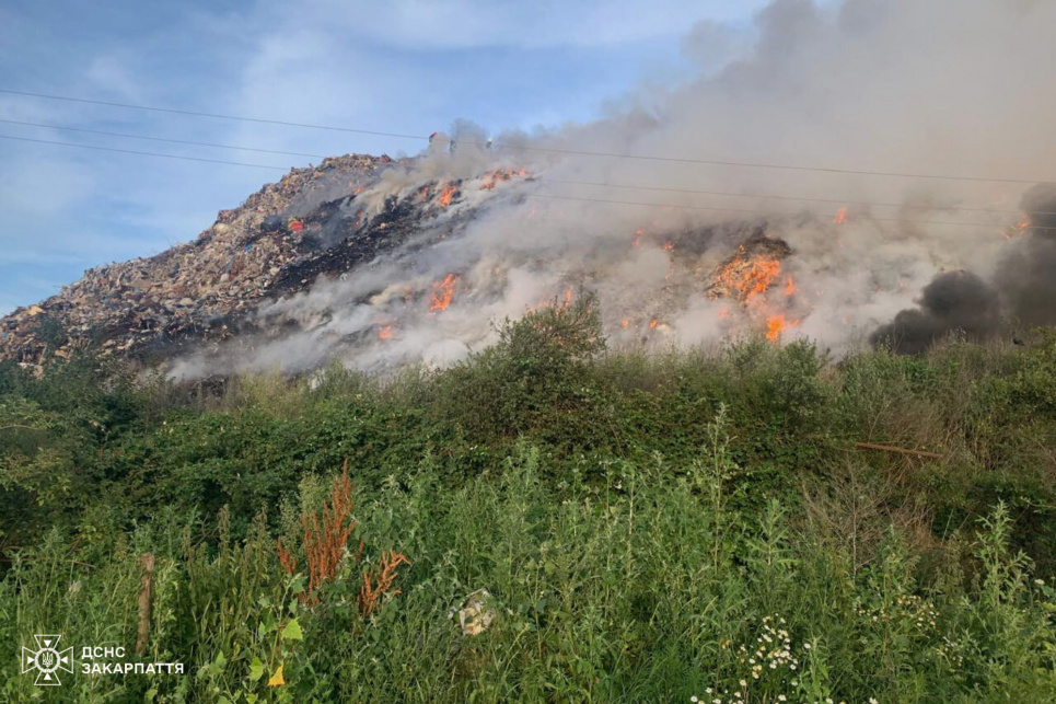 Пожежу на сміттєзвалищі на Закарпатті гасили 11 годин (ФОТО) Пожежу на сміттєзвалищі на Закарпатті гасили 11 годин