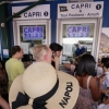 Туристи в черзі за квитками на пором до острова Капрі. Фото: Napolipress/ipa-agency/picture alliance