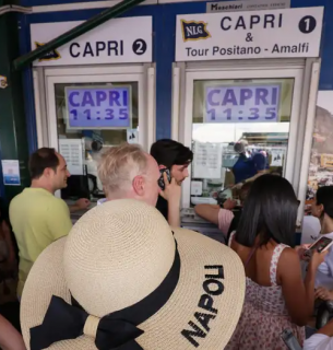 Туристи в черзі за квитками на пором до острова Капрі. Фото: Napolipress/ipa-agency/picture alliance