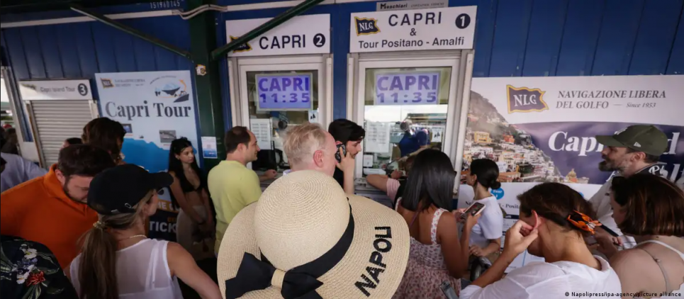 Туристи в черзі за квитками на пором до острова Капрі. Фото: Napolipress/ipa-agency/picture alliance