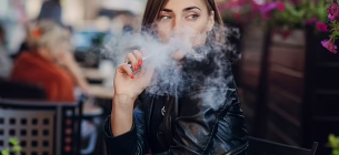 22-річна жінка курила вейп кілька разів на тиждень протягом останнього року, коли у неї з’явилися виразки в роті та навколо нього