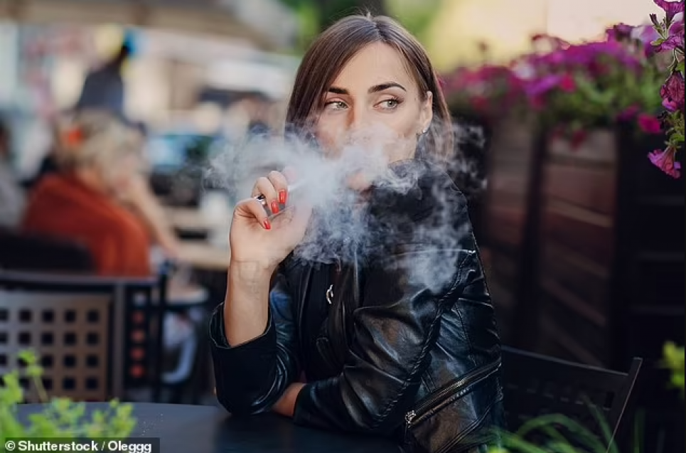 22-річна жінка курила вейп кілька разів на тиждень протягом останнього року, коли у неї з’явилися виразки в роті та навколо нього