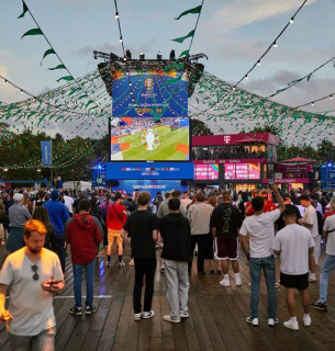 Посетители фан-зоны чемпионата Европы по футболу смотрят трансляцию матча Англия – Словакия. Берлин, Германия, 30 июня 2024 года. Фото: «Зеркало»