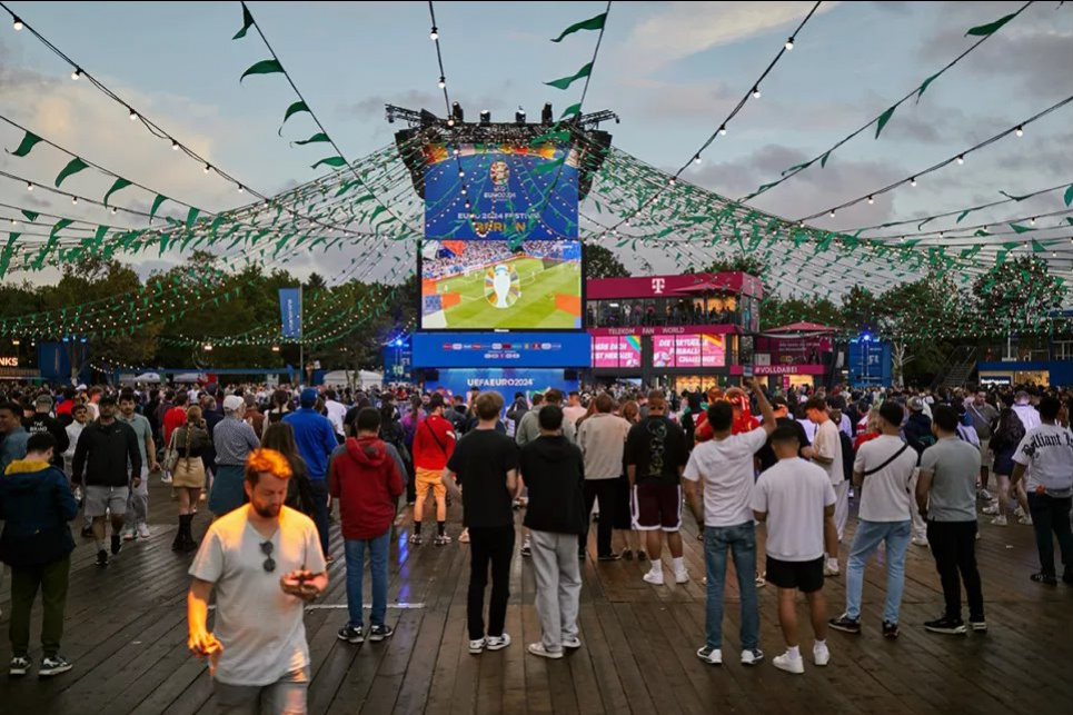 Посетители фан-зоны чемпионата Европы по футболу смотрят трансляцию матча Англия – Словакия. Берлин, Германия, 30 июня 2024 года. Фото: «Зеркало»