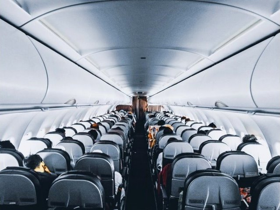 Секс на борту самолета на глазах у других пассажиров