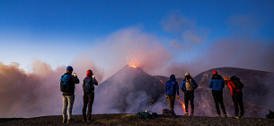 Люди дивляться на лаву, що піднімається з кратера вулкана Етна, Італія, 2 липня 2024 року. Фото: Reuters
