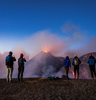 Люди дивляться на лаву, що піднімається з кратера вулкана Етна, Італія, 2 липня 2024 року. Фото: Reuters
