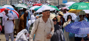 Мусульманські паломники йдуть із парасольками на третій день ритуалу побиття камінням Сатани, в умовах надзвичайно спекотної погоди, під час щорічного паломництва хадж, в Міні, Саудівська Аравія, 18 червня 2024 року. Фото: REUTERS/Saleh Salem/File Photo