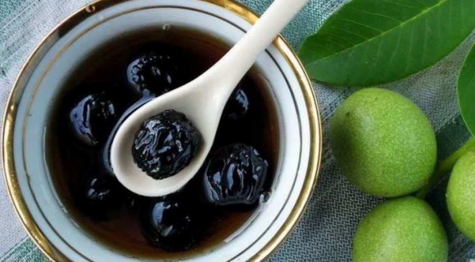 Зелені грецькі горіхи з цукром: оригінальне варення Зелені Грецькі Горіхи Оригінальне варення Смачний рецепт