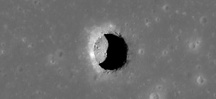 Науковці вперше помітили на Місяці печеру, в якій потенційно можна облаштувати базу, де мешкатимуть люди. Фото: JHUAPL