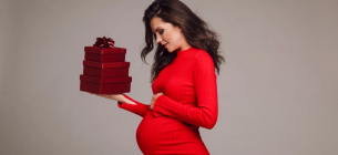 Что подарить беременной подруге?