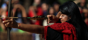 Учасниця змагань зі стрільби з лука під час Ігор корінних народів у Перуїбі, штат Сан-Паулу, Бразилія, 20 липня 2024 року. Фото: Reuters