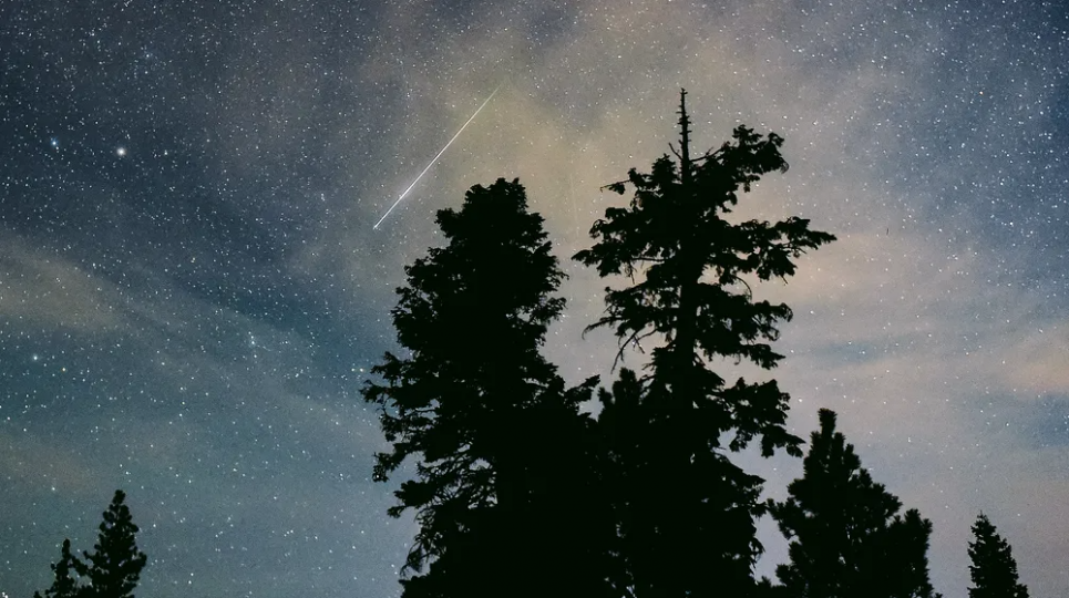 Зорепад уже почався, пік очікується у серпні: де найкраще подивитися «нічне шоу» Щороку в серпні: падаюча зірка осяює нічне небо в американському штаті Невада. Фото: Ethan Miller/Getty Images