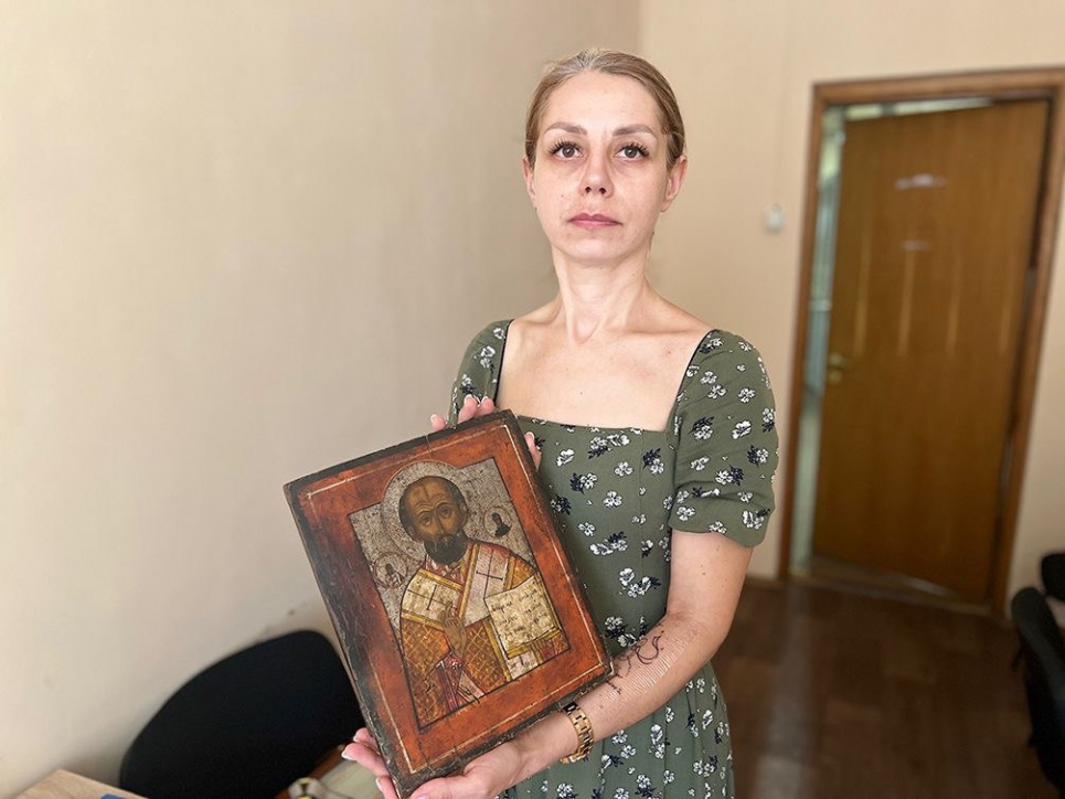 Митники передали до музеїв стародавні мечі та ікони (ФОТО) Митники передали до музеїв стародавні мечі та ікони
