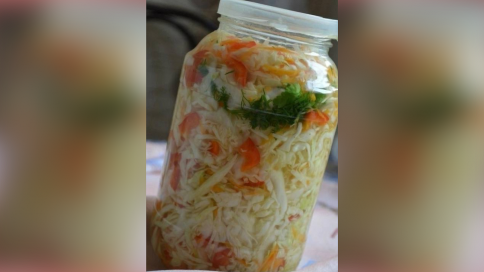 Салат капустяний у гарячому маринаді — простий рецепт смачної заготівлі на зиму Фото: Телеграм-канал «Дача. Сад та город»