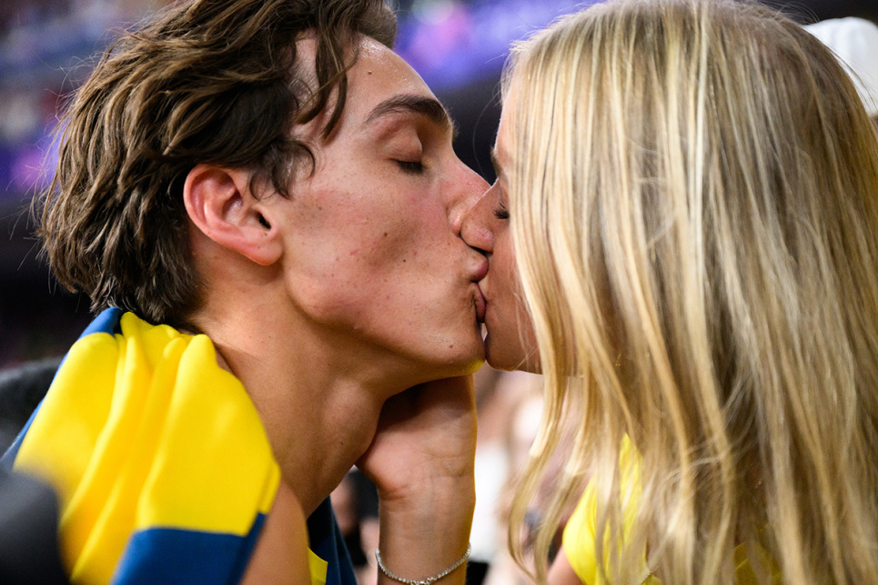 Чистий кайф: подивіться на емоції спортсменів, які виграли Олімпіаду у Парижі Шведський стрибун Арман Дюплантіс цілує свою дівчину після завоювання золотої медалі Олімпійських Ігор та встановлення нового світового рекорду у змаганнях зі стрибків із жердиною серед чоловіків. Париж, Франція, 5 серпня 2024 року. Фото: Reuters