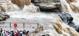 Туристи спостерігають за потоком води, що посилився, у водоспаді Хукоу на річці Хуанхе біля міста Лінфен, китайська провінція Шаньсі, 15 серпня 2024 року. Фото: Reuters