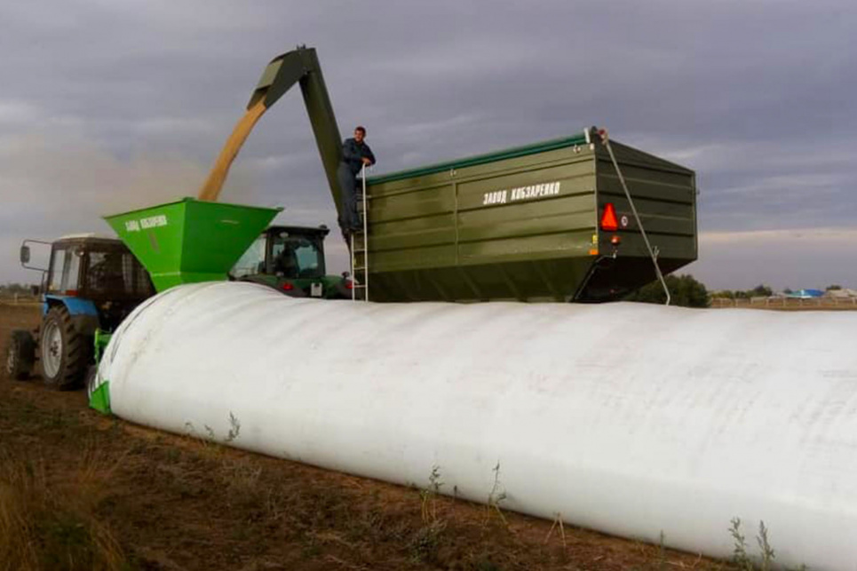 Мінагрополітики обговорило проблему зберігання врожаю на сході з USAID ФОТО: Рукав для зберігання зерна / USAID