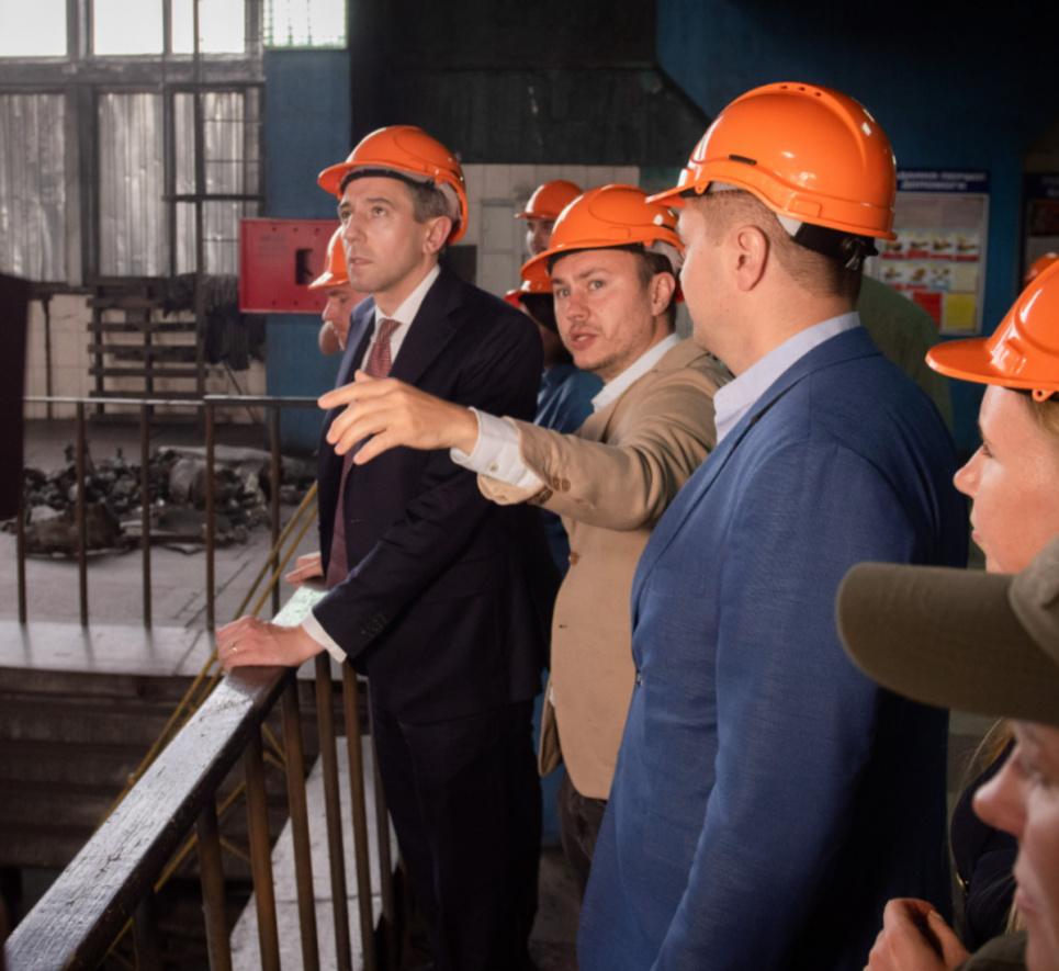 Минэнерго: Ирландия рассмотрит возможность дополнительной помощи украинскому энергосектору ФОТО: Премьер-министр Ирландии Саймон Гаррис посетил один из разрушенных энергетических объектов / Минэнерго