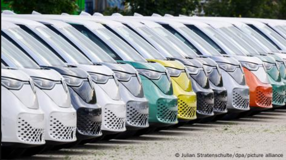 «Дизельгейт» був тільки початком: Volkswagen може закрити автозаводи на території Німеччини Електричні мінівени Volkswagen ID.Buzz. Фото: Julian Stratenschulte/dpa/picture alliance