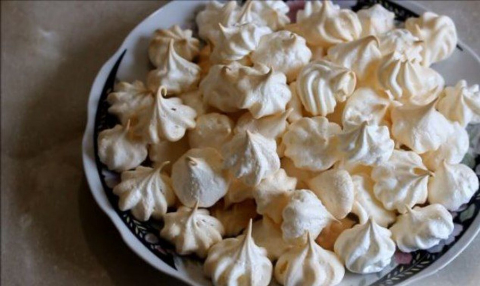 Безе (меренги) — надзвичайно простий рецепт десерту всього з трьох інгредієнтів Фото: «Їжа легко»