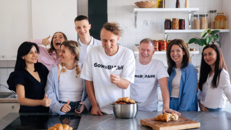 Круасан зі смаком борщу в День борщу: проект від Lviv Croissants і Євгена Клопотенка ФОТО: Круасан зі смаком борщу, презентація від шеф-кухаря Євгена Клопотенка