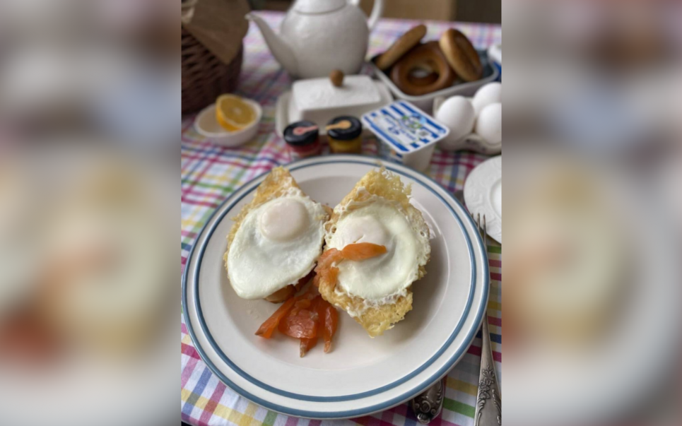 Сковороду накрити кришкою та дорахувати до десяти: яєчня з пармезаном — простий і швидкий сніданок Фото: «Їжа легко»