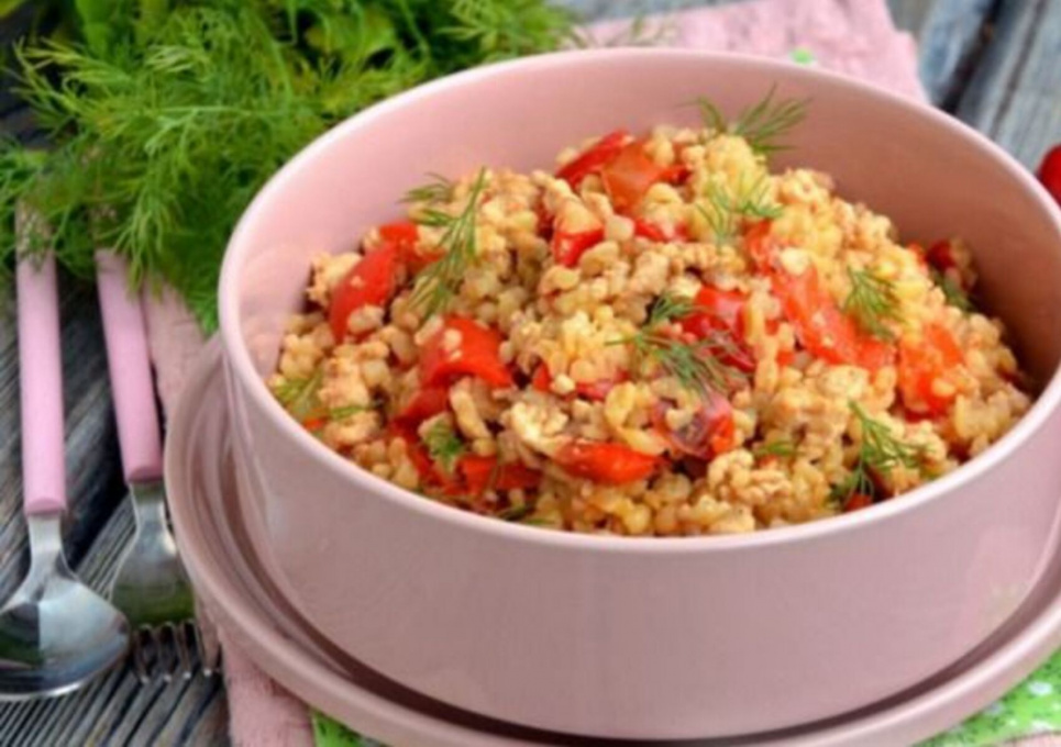 Булгур із фаршем, солодким перцем і сметаною — готується на сковороді Фото: «Їжа легко»