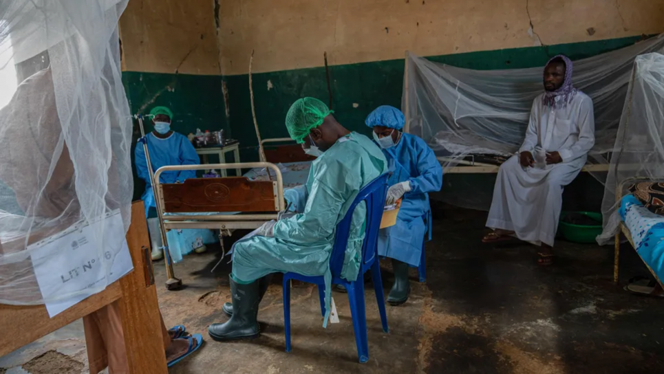 ВООЗ уперше надає екстрений дозвіл на тест на Mpox Медсестри оглядають пацієнтів у лікувальному закладі Mpox у Демократичній Республіці Конго. Фото: Glody Murhabazi/AFP/Getty Images