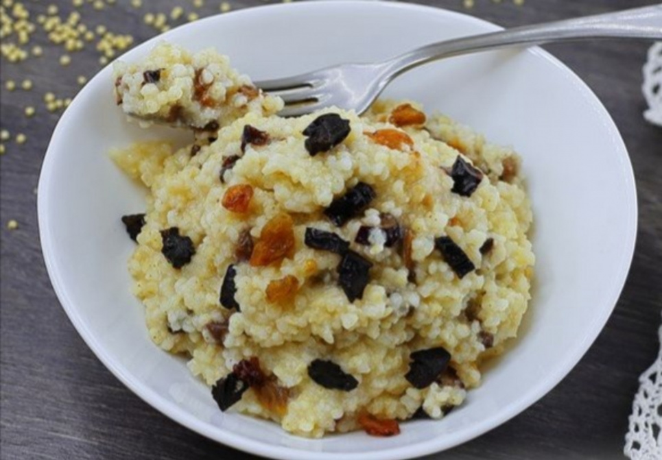 Пшоняна каша з чорносливом і родзинками — смачний рецепт без молока Фото: «Їжа легко»