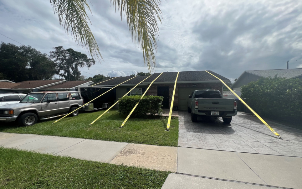 Врятував будинок від урагану, прив'язавши до землі: житель Флориди присоромив скептиків (ВІДЕО) Скріншот із відео X / kaiatwork