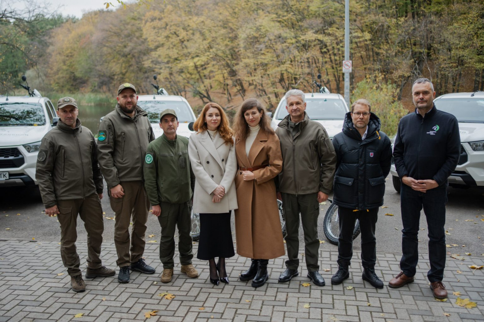 Національним паркам вручили 15 функціональних транспортних засобів ФОТО: Представники Міндовкілля і профільного комітету ВР з німецькими дипломатами і благодійниками / Міндовкілля