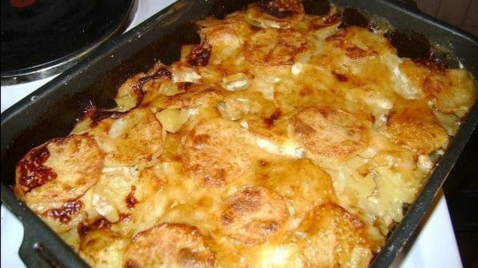Зіпсувати практично неможливо: картопля по-французьки з м’ясом — рецепт у духовці на сметані Фото: Максим Нікітін