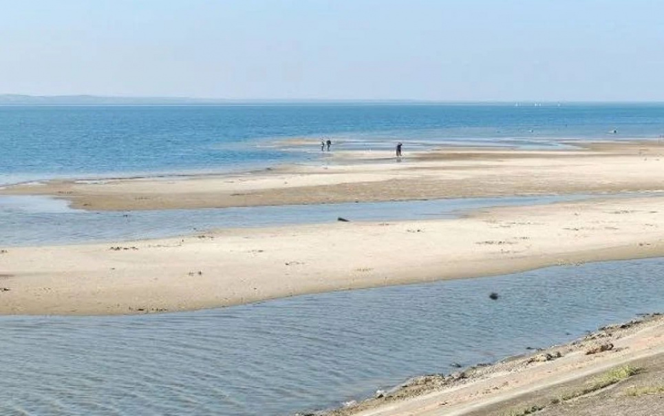 Київське море відступило від берега на 1,5-2 метри: чим це загрожує? ФОТО: Київське море / tsn.ua