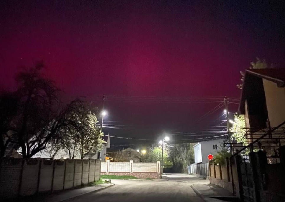 Полярне сяйво в небі зможуть побачити українці ФОТО: Північне сяйво над Києвом / facebook.com/place.kyiv