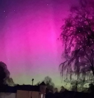 Фото: північне сяйво над Києвом / facebook.com/place.kyiv