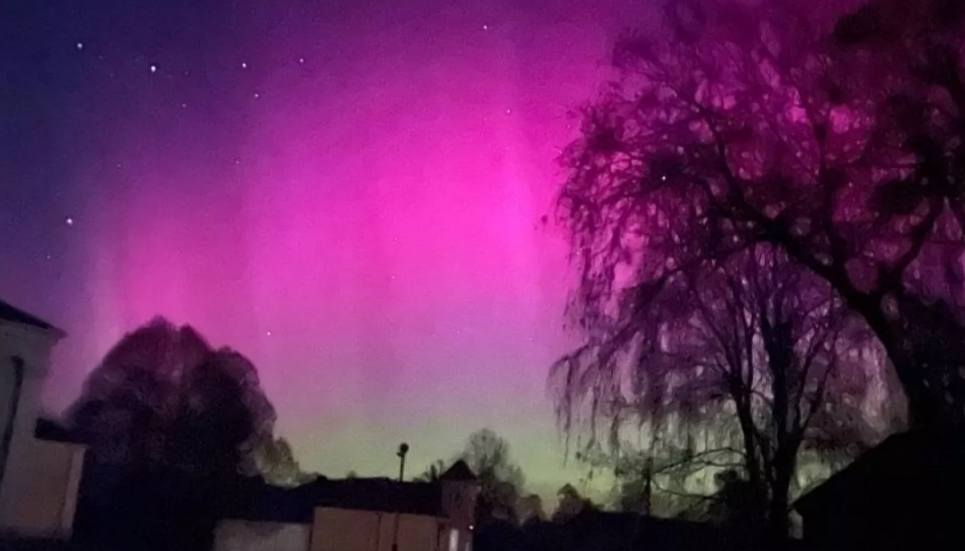 Фото: північне сяйво над Києвом / facebook.com/place.kyiv