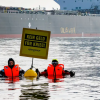 Активісти Greenpeace протестують проти російських нафтотанкерів у Балтійському морі. на їхньому плакаті написано: «Не давати гроші на війну». Фото: Frank Molter/dpa/picture alliance