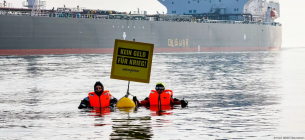 Активісти Greenpeace протестують проти російських нафтотанкерів у Балтійському морі. на їхньому плакаті написано: «Не давати гроші на війну». Фото: Frank Molter/dpa/picture alliance