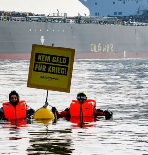 Активісти Greenpeace протестують проти російських нафтотанкерів у Балтійському морі. на їхньому плакаті написано: «Не давати гроші на війну». Фото: Frank Molter/dpa/picture alliance