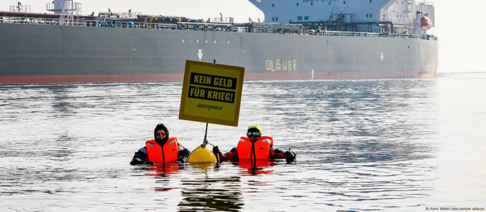 Активісти Greenpeace протестують проти російських нафтотанкерів у Балтійському морі. на їхньому плакаті написано: «Не давати гроші на війну». Фото: Frank Molter/dpa/picture alliance