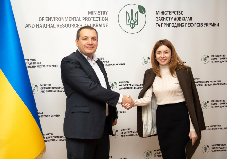 Міндовкілля та KPMG Ukraine розпочали партнерство у сфері кліматичних фінансів ФОТО: Міністр захисту довкілля та природних ресурсів Світлана Гринчук і керуючий партнер консалтингової компанії KPMG в Україні Андрій Цимбал / Міндовкілля