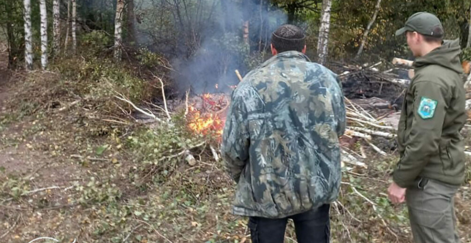 За спалювання порубкових решток на Житомирщині оштрафовано громадянина Спалювання порубкових решток.
Фото ілюстративне